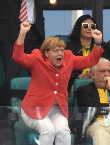In tribuna al Fonte Nova di Salvador de Bahia per l&#39;esordio mondiale della Germania, contro il Portogallo, c&#39;è anche la cancelliera tedesca Angela Merkel. Seduta accanto a Blatter (n°1 Fifa) e Platini (n°1 Uefa)